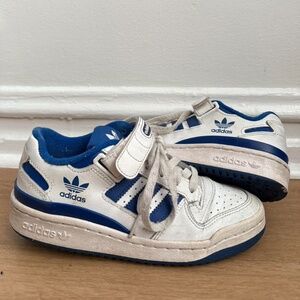 Kids Adidas retro Forum Low Velcro trainers in white and blue